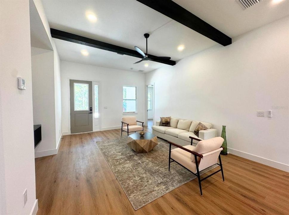 出租: $2,400 (4 贝兹, 2 浴室, 1800 平方英尺)