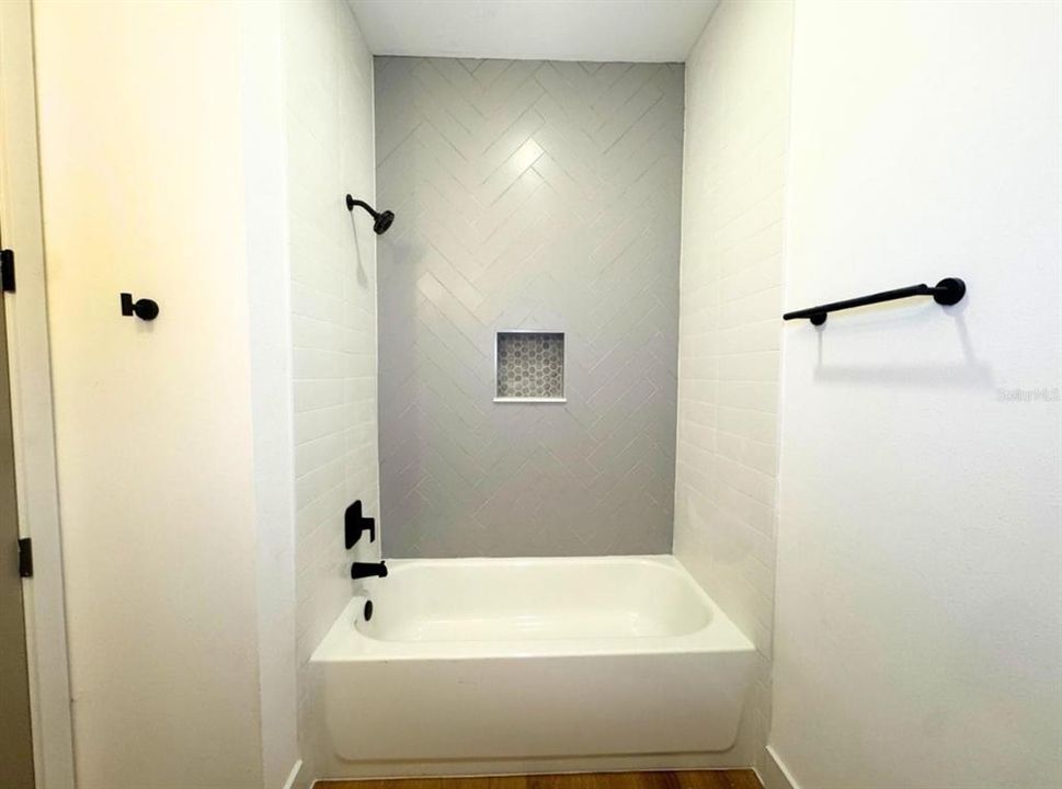 出租: $2,400 (4 贝兹, 2 浴室, 1800 平方英尺)