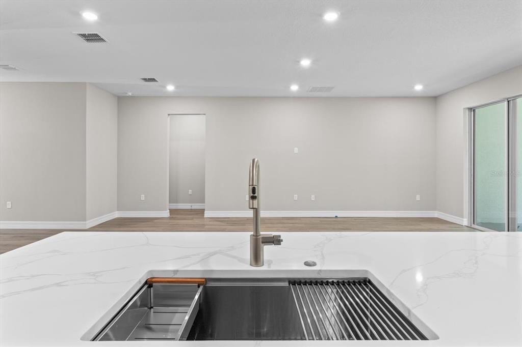 合同活跃: $600,000 (4 贝兹, 3 浴室, 2478 平方英尺)