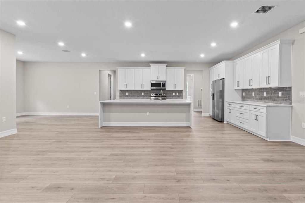 合同活跃: $600,000 (4 贝兹, 3 浴室, 2478 平方英尺)