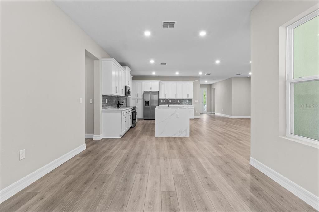 合同活跃: $600,000 (4 贝兹, 3 浴室, 2478 平方英尺)