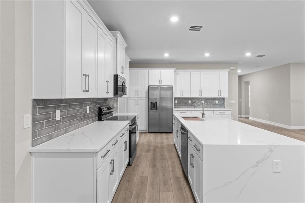 合同活跃: $600,000 (4 贝兹, 3 浴室, 2478 平方英尺)