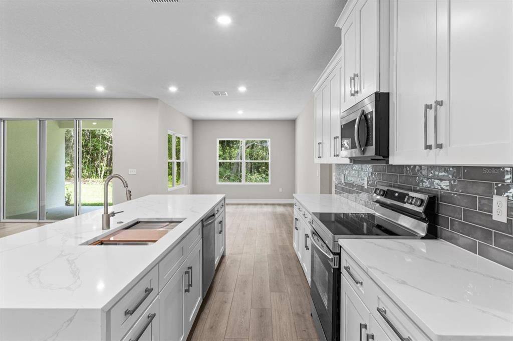 合同活跃: $600,000 (4 贝兹, 3 浴室, 2478 平方英尺)