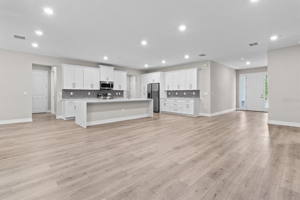 合同活跃: $600,000 (4 贝兹, 3 浴室, 2478 平方英尺)