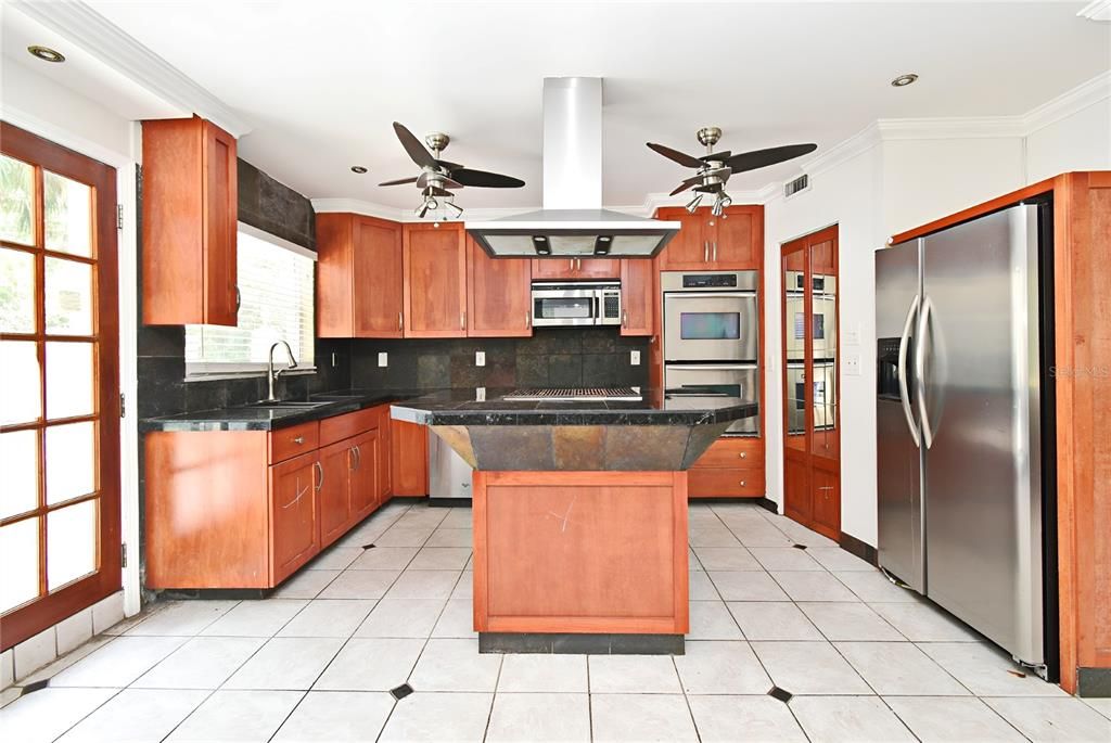 На продажу: $294,900 (3 спален, 2 ванн, 1776 Квадратных фут)