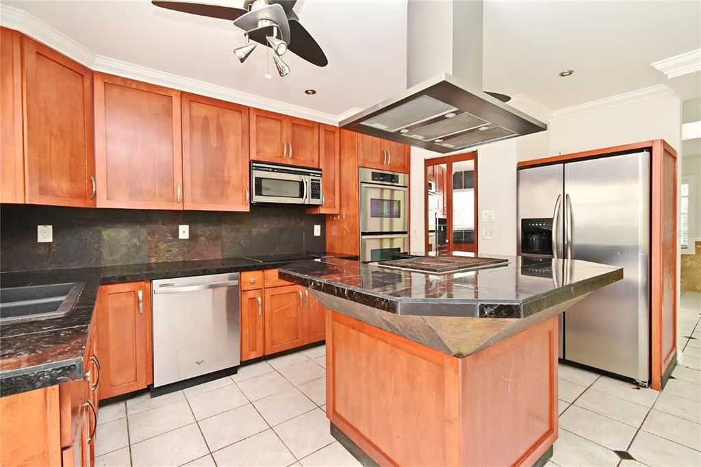 На продажу: $294,900 (3 спален, 2 ванн, 1776 Квадратных фут)