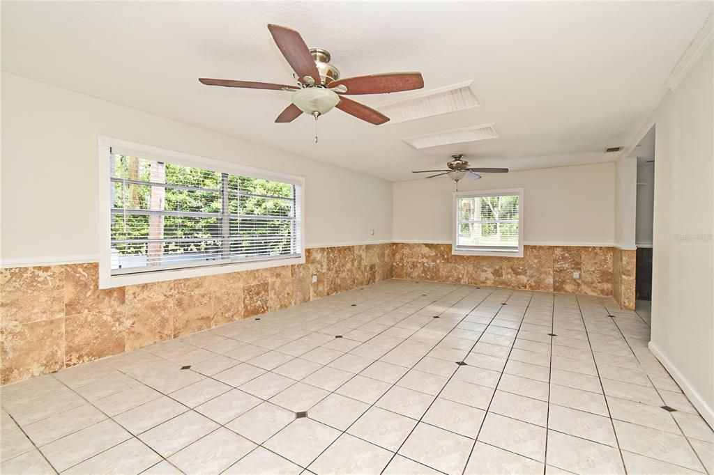 На продажу: $294,900 (3 спален, 2 ванн, 1776 Квадратных фут)