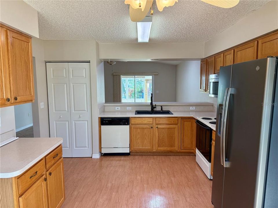 Active With Contract: $214,247 (2 beds, 2 baths, 1232 Square Feet)