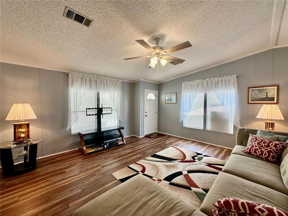 Activo con contrato: $214,900 (2 camas, 2 baños, 1562 Pies cuadrados)