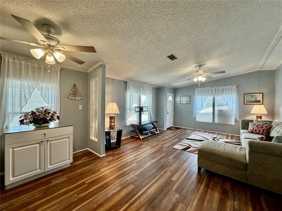 Activo con contrato: $214,900 (2 camas, 2 baños, 1562 Pies cuadrados)