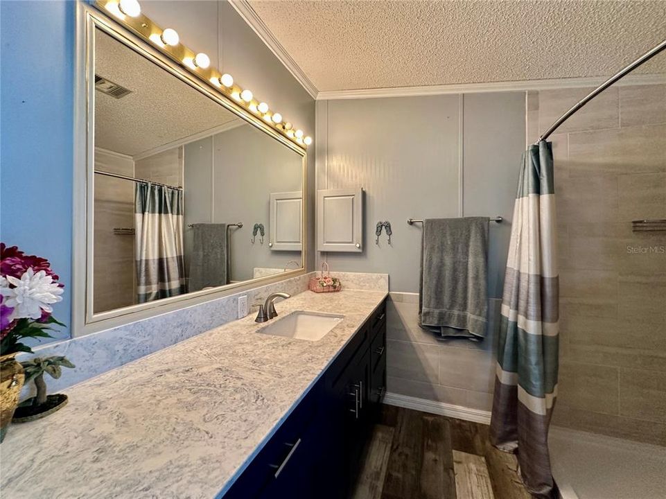 Activo con contrato: $214,900 (2 camas, 2 baños, 1562 Pies cuadrados)