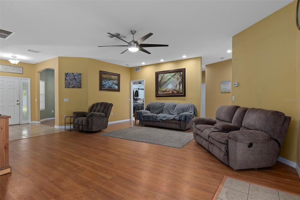 На продажу: $589,000 (5 спален, 3 ванн, 3107 Квадратных фут)