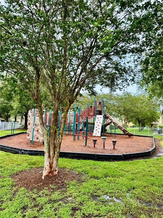 合同活跃: $2,100 (3 贝兹, 2 浴室, 1495 平方英尺)