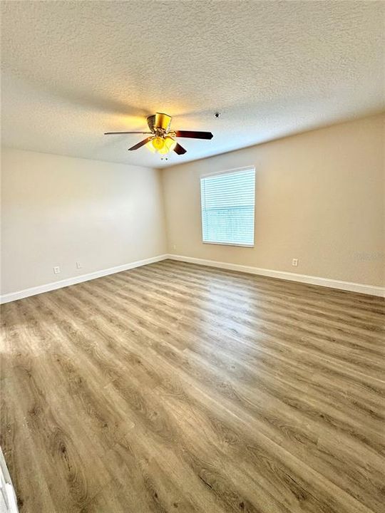 合同活跃: $2,100 (3 贝兹, 2 浴室, 1495 平方英尺)