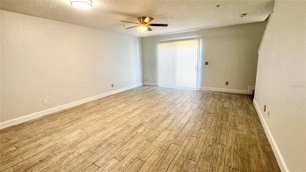 合同活跃: $2,100 (3 贝兹, 2 浴室, 1495 平方英尺)