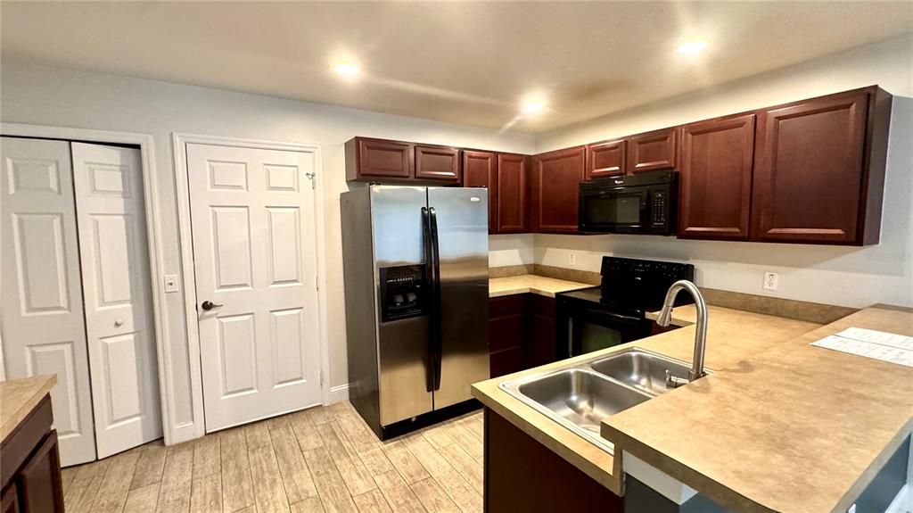 合同活跃: $2,100 (3 贝兹, 2 浴室, 1495 平方英尺)