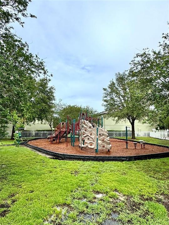 合同活跃: $2,100 (3 贝兹, 2 浴室, 1495 平方英尺)