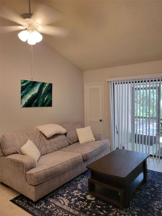 合同活跃: $180,000 (1 贝兹, 1 浴室, 582 平方英尺)