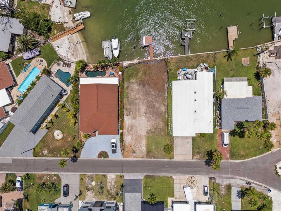 На продажу: $886,000 (0.16 acres)