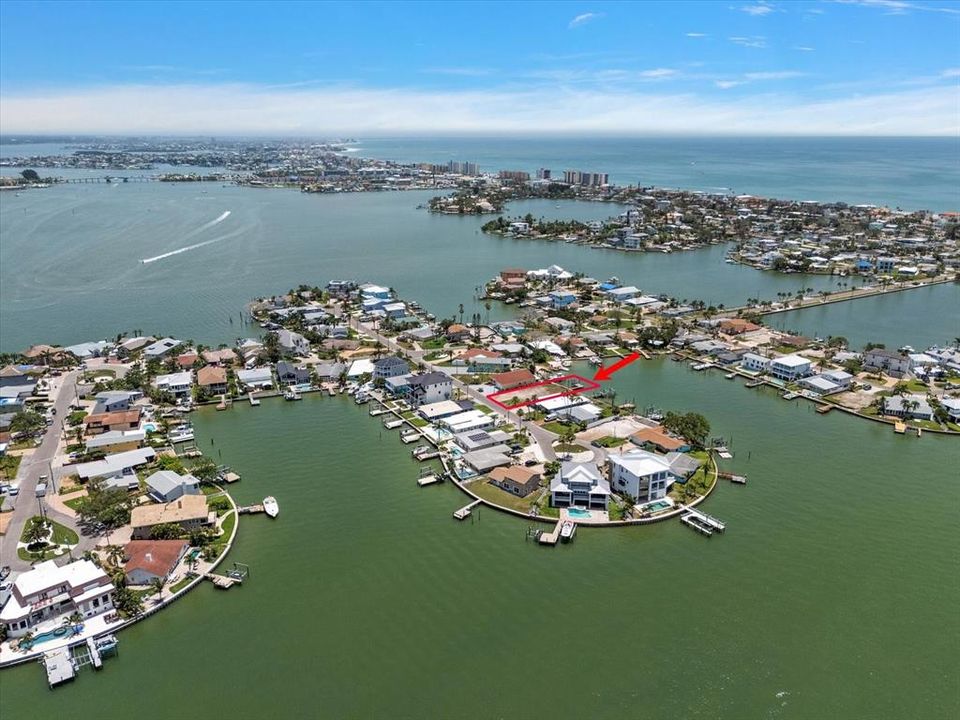 На продажу: $886,000 (0.16 acres)