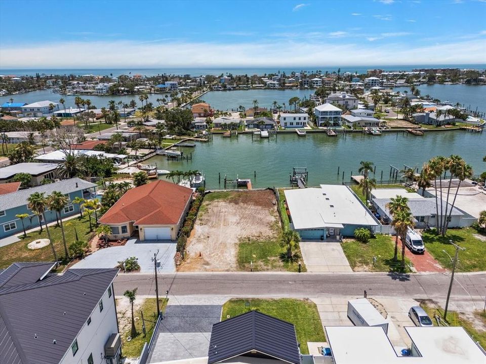 На продажу: $886,000 (0.16 acres)