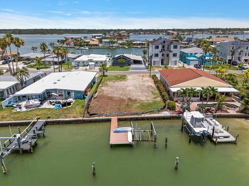 На продажу: $886,000 (0.16 acres)