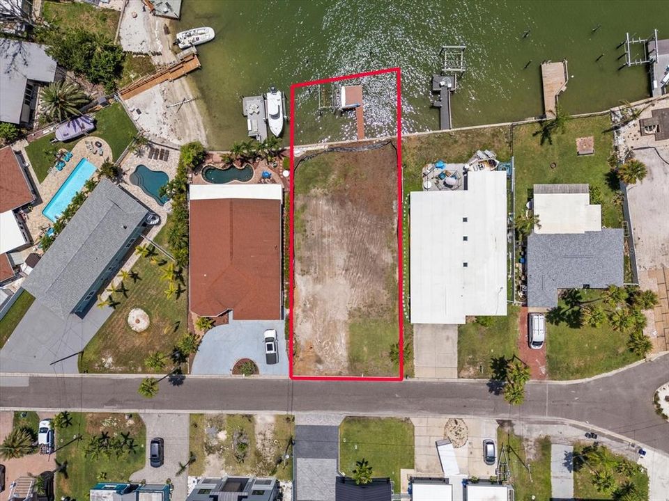 На продажу: $886,000 (0.16 acres)