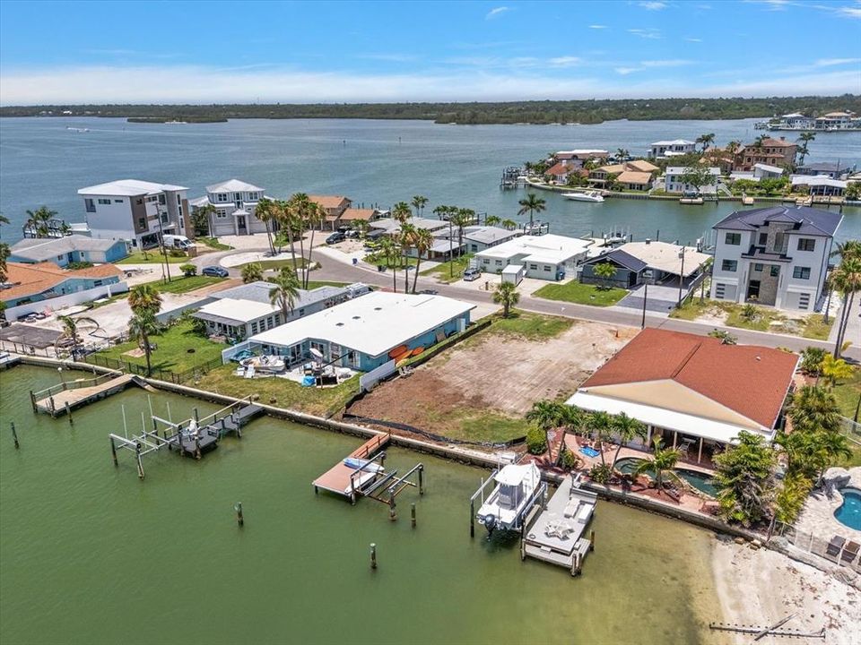 На продажу: $886,000 (0.16 acres)