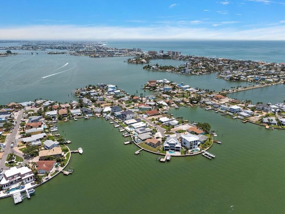 На продажу: $886,000 (0.16 acres)