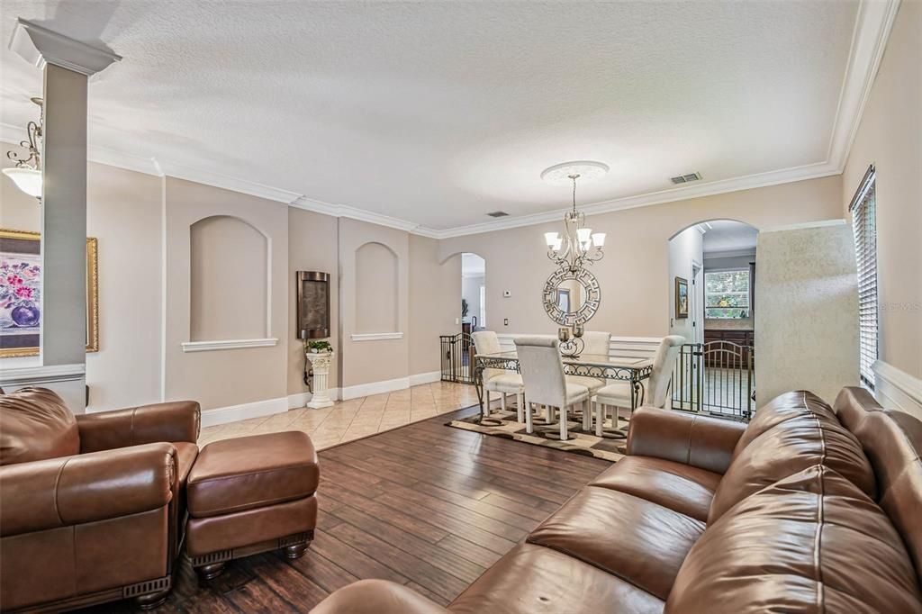 Под контрактом: $449,900 (4 спален, 3 ванн, 2880 Квадратных фут)