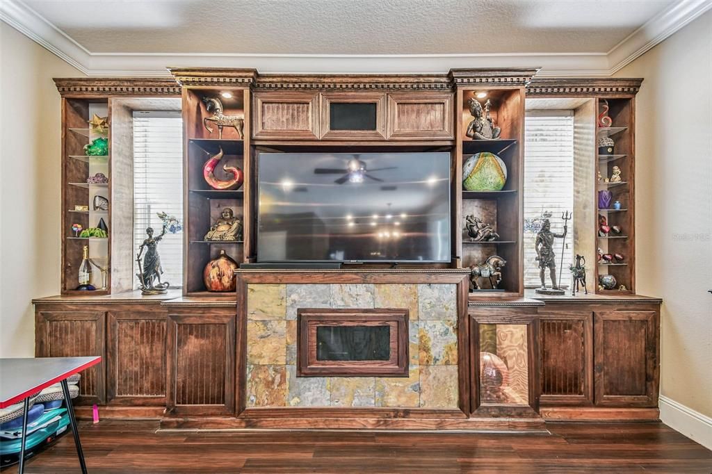 Под контрактом: $449,900 (4 спален, 3 ванн, 2880 Квадратных фут)