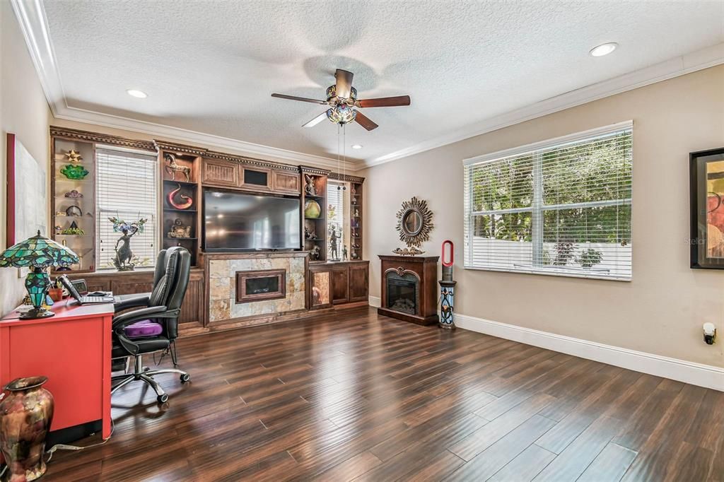 Под контрактом: $449,900 (4 спален, 3 ванн, 2880 Квадратных фут)