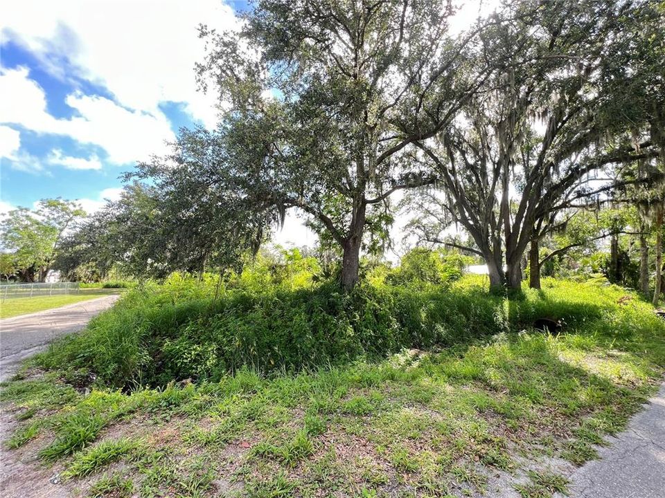 合同活跃: $30,000 (0.63 acres)