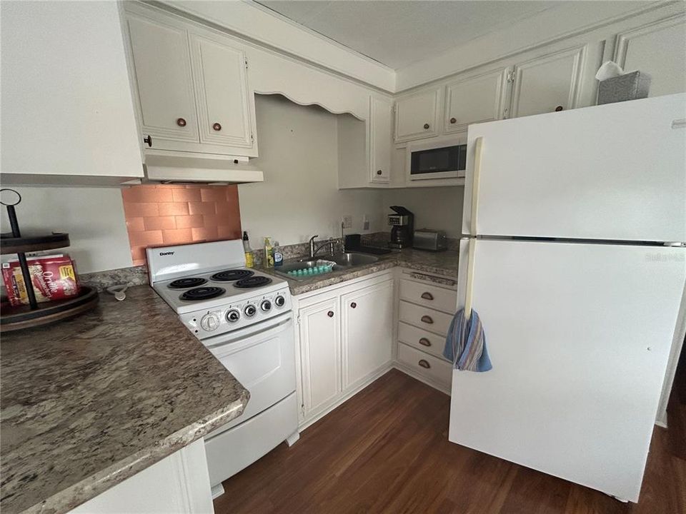 待售: $109,000 (2 贝兹, 1 浴室, 875 平方英尺)