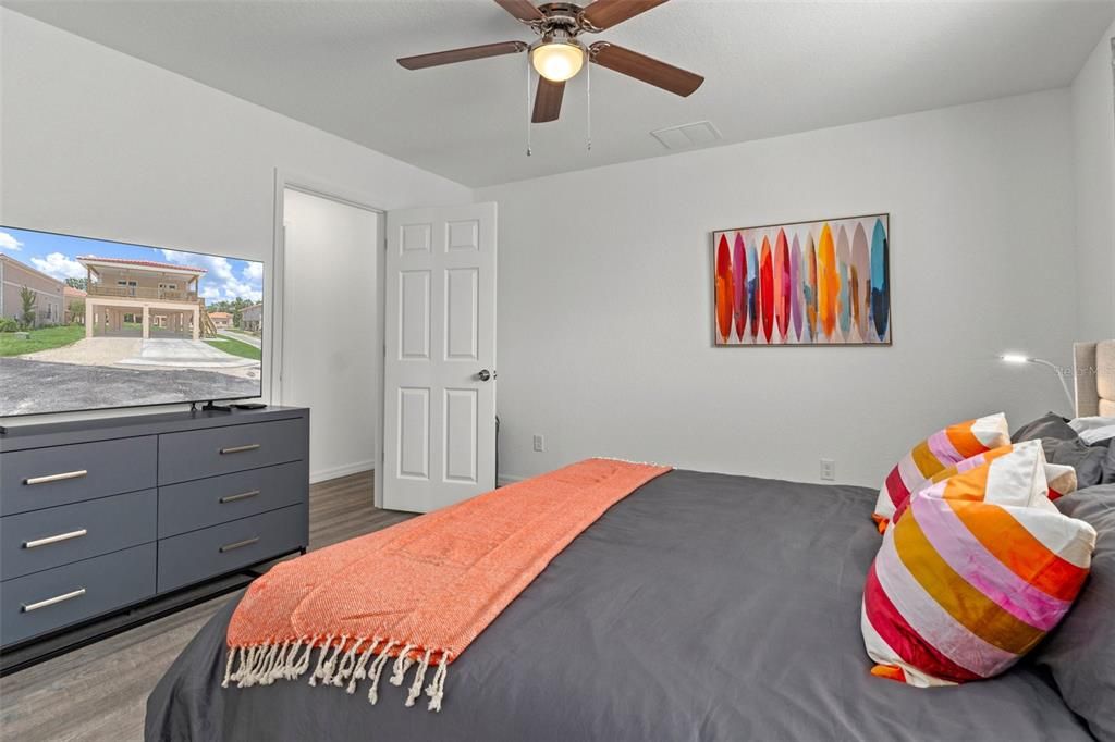 For Sale: $364,900 (2 beds, 1 baths, 1036 Square Feet)