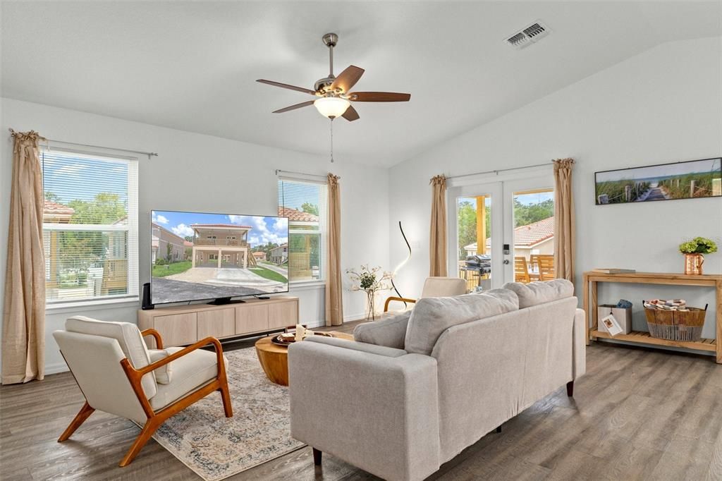 For Sale: $364,900 (2 beds, 1 baths, 1036 Square Feet)
