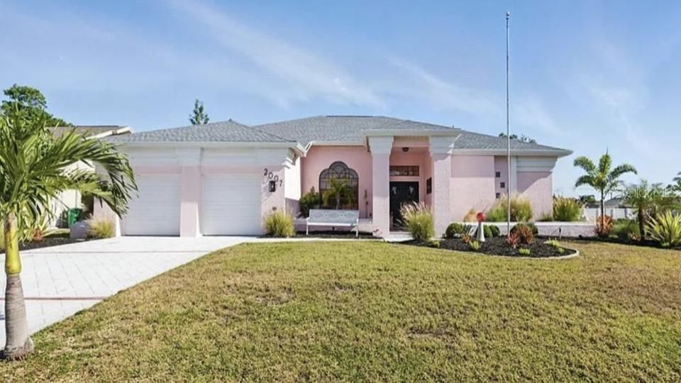 最近售出: $428,000 (3 贝兹, 2 浴室, 2258 平方英尺)