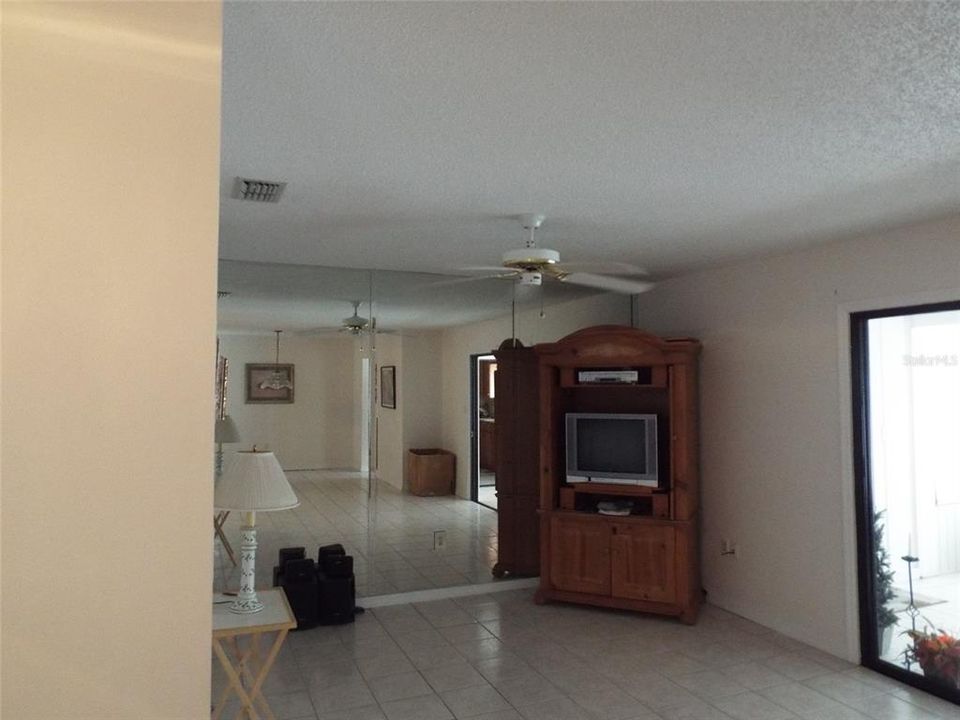 For Sale: $195,000 (2 beds, 2 baths, 1049 Square Feet)