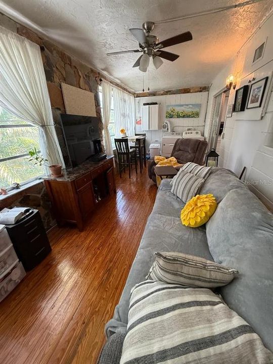 For Sale: $128,000 (2 beds, 1 baths, 835 Square Feet)