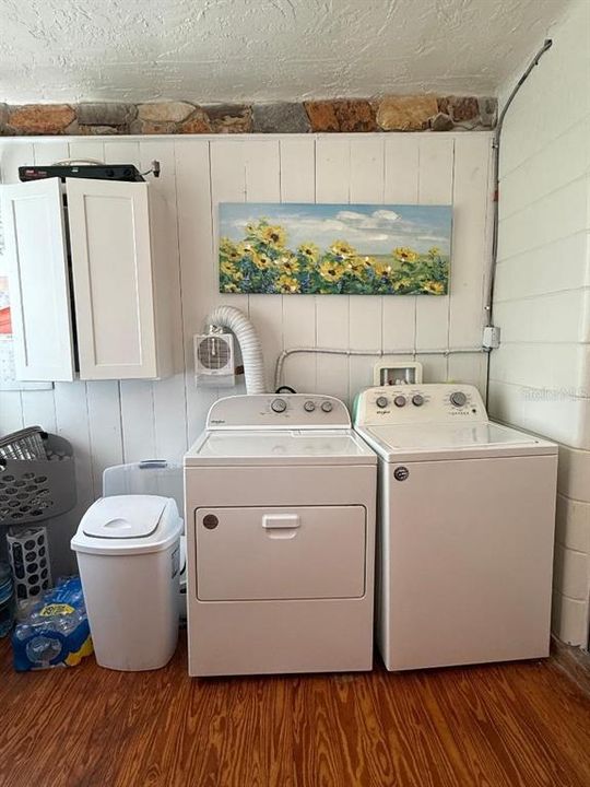 For Sale: $128,000 (2 beds, 1 baths, 835 Square Feet)