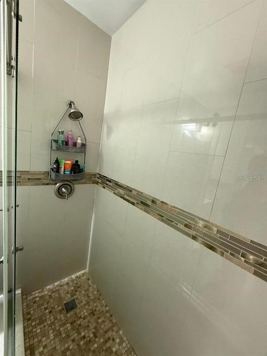 For Sale: $128,000 (2 beds, 1 baths, 835 Square Feet)