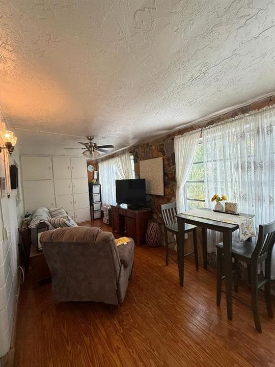 For Sale: $128,000 (2 beds, 1 baths, 835 Square Feet)