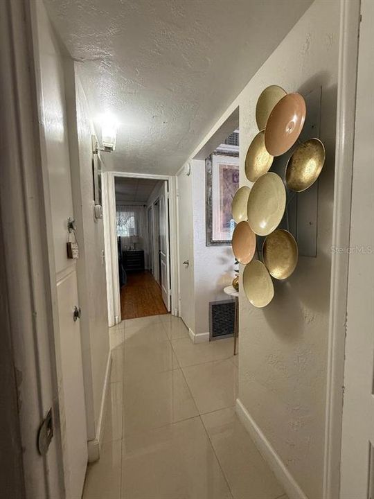 For Sale: $128,000 (2 beds, 1 baths, 835 Square Feet)