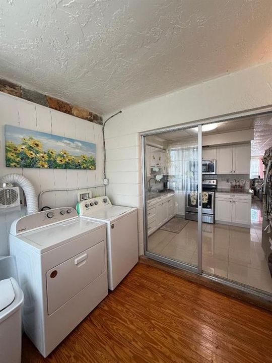 For Sale: $128,000 (2 beds, 1 baths, 835 Square Feet)