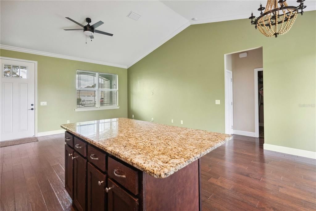 На продажу: $305,000 (3 спален, 2 ванн, 1299 Квадратных фут)