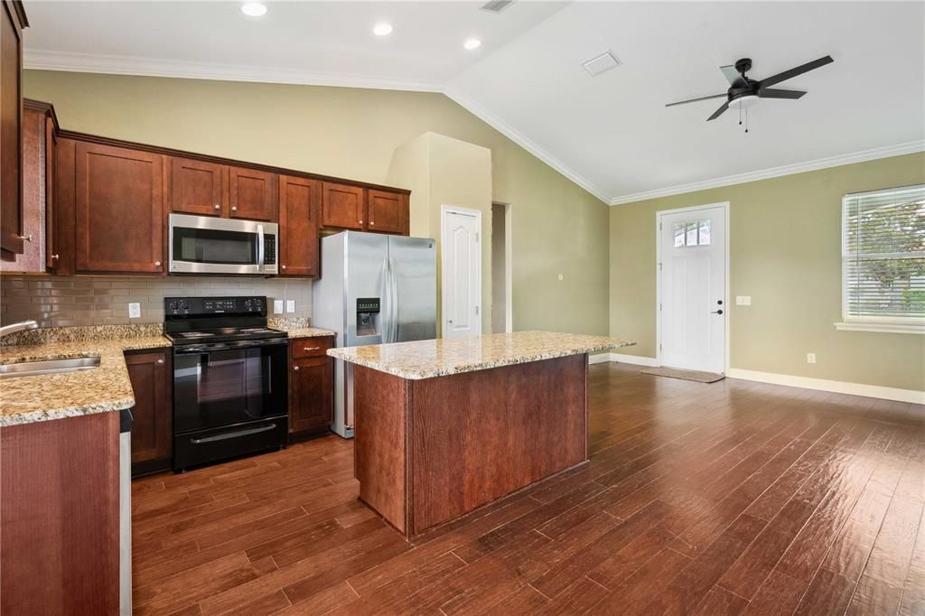 На продажу: $305,000 (3 спален, 2 ванн, 1299 Квадратных фут)