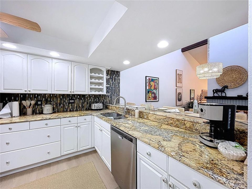 Под контрактом: $2,950 (3 спален, 2 ванн, 2299 Квадратных фут)