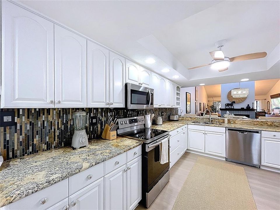 Под контрактом: $2,950 (3 спален, 2 ванн, 2299 Квадратных фут)