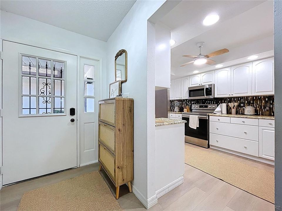 Под контрактом: $2,950 (3 спален, 2 ванн, 2299 Квадратных фут)