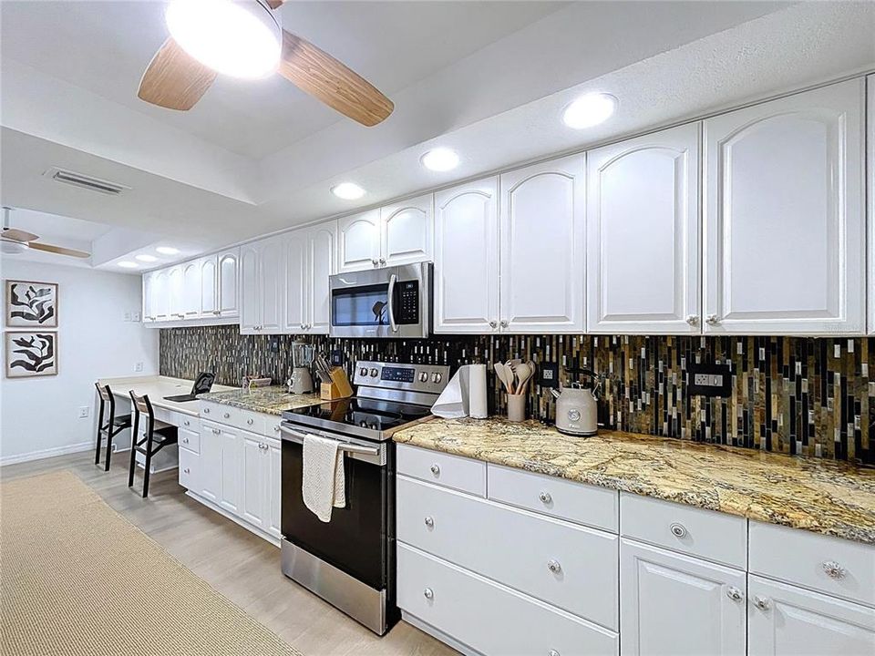 Под контрактом: $2,950 (3 спален, 2 ванн, 2299 Квадратных фут)